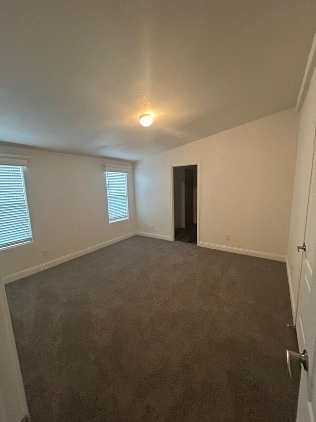 Building Photo - 5 bedroom 3 Bath New House- 2 Car Attached...