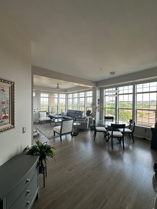 Building Photo - 7820 Inverness Blvd