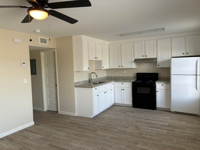 Building Photo - 705 Bustamante St