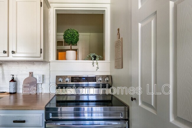 Building Photo - 419 W Orange St