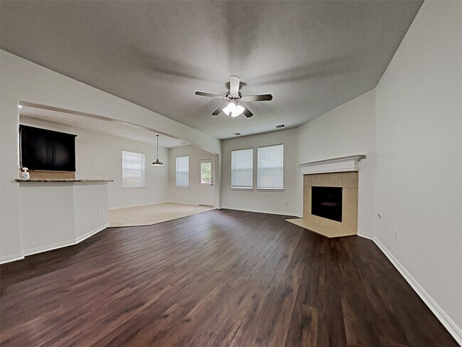 Building Photo - 2213 Oak Cir Dr N