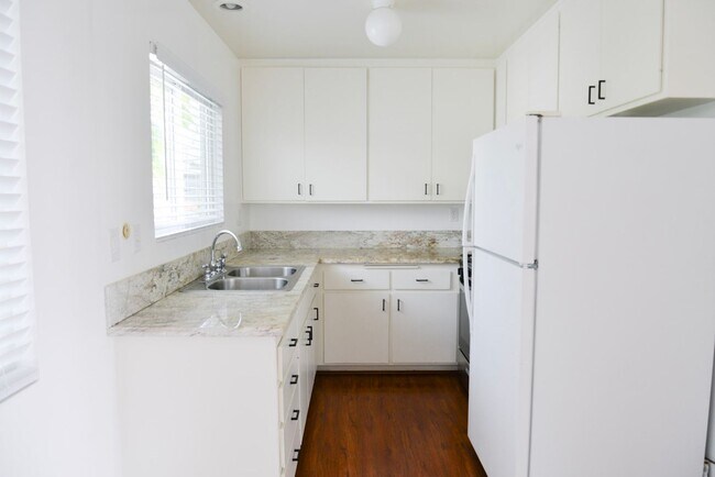 Building Photo - 248 Avenida Del Poniente