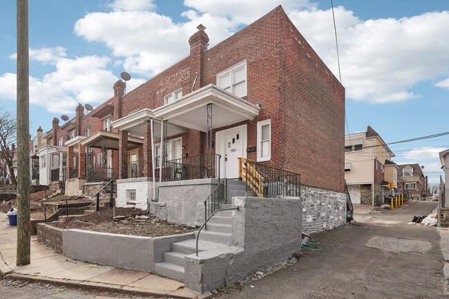 Building Photo - 3 Bedroom, 1.5 bath townhome