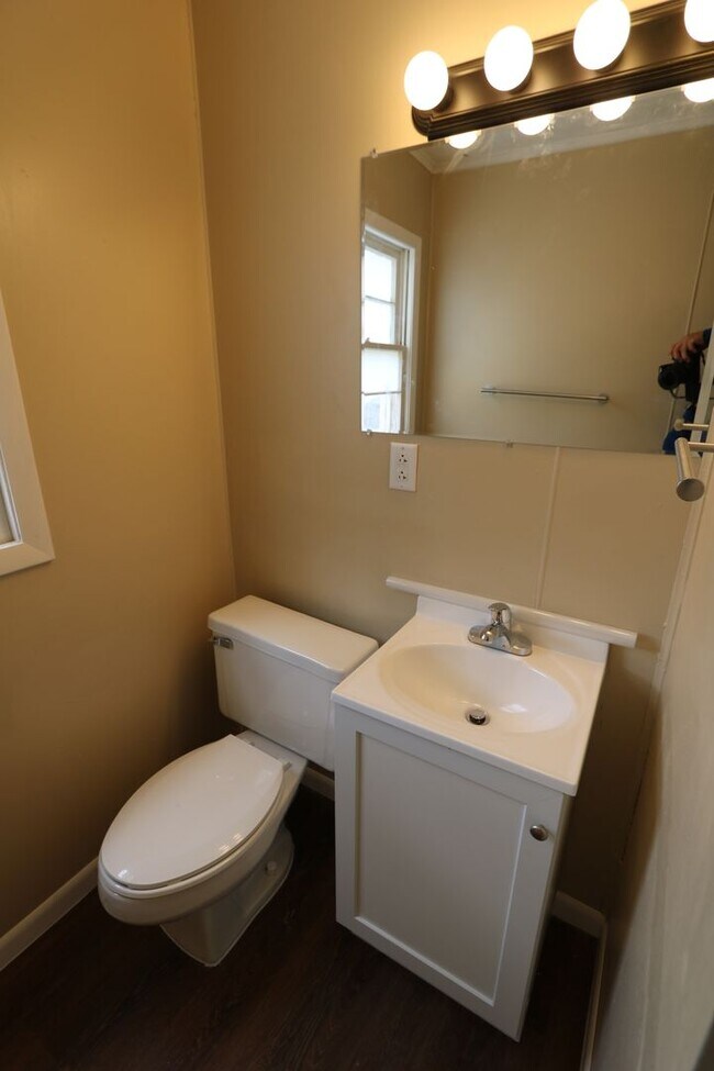 Building Photo - 2 Bedroom 1 Bath House