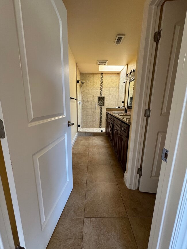 Building Photo - 6003 Prospect Rd