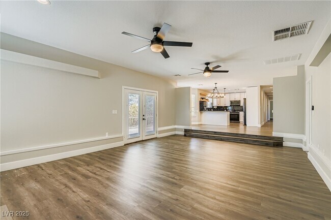 Building Photo - 6690 N Torrey Pines Dr