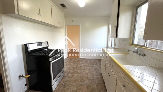Building Photo - 3 br, 1 bath House - 2373 Anita Ave