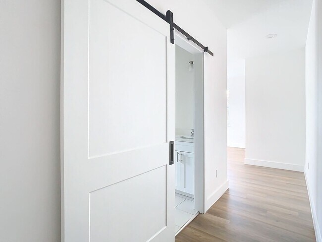 Building Photo - Brand New Constructed Townhouse in South Tampa - Available October 2024