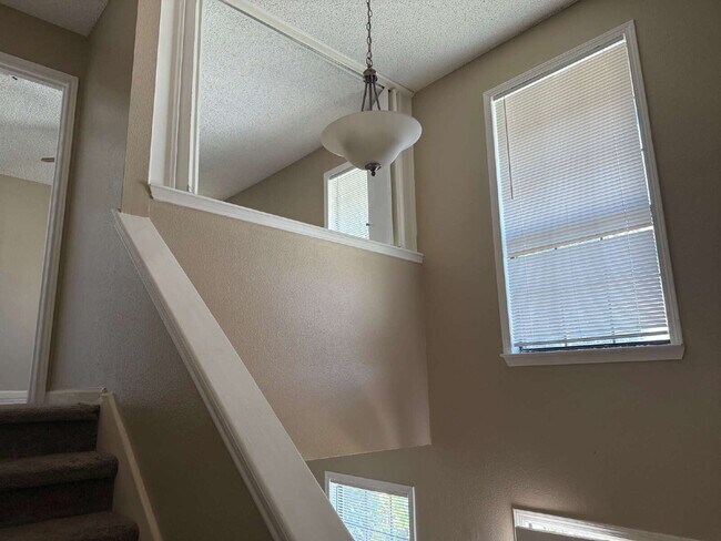 Building Photo - Beautiful two bed/1.5 bath in the heart of Alamo Heights