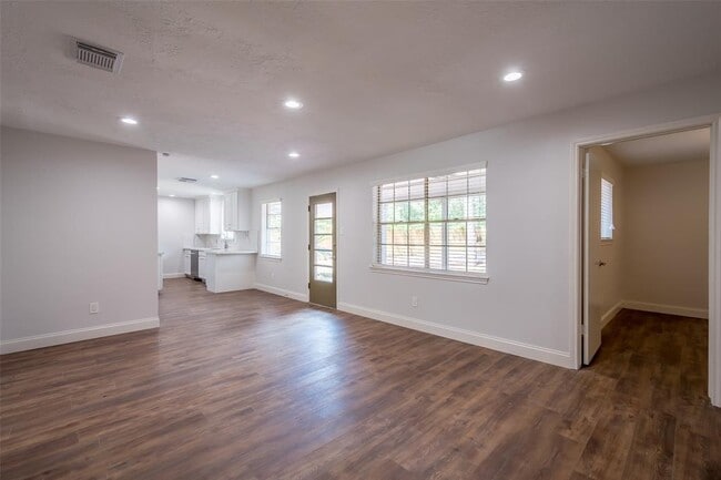 Building Photo - 3515 Lake Ridge Bend