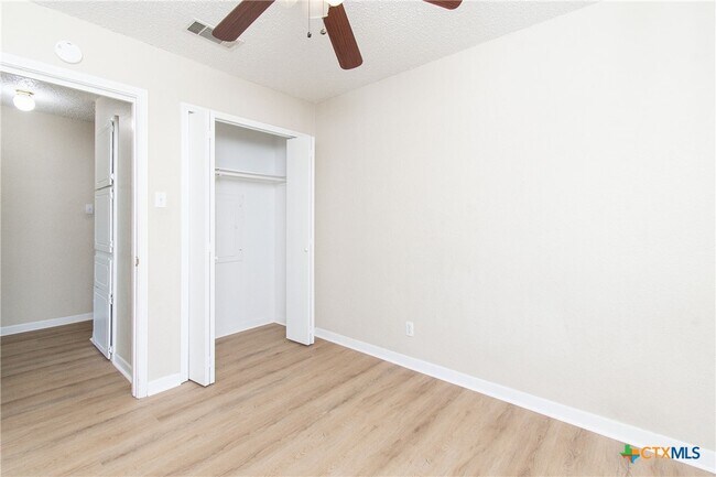 Building Photo - 2210 Carousel Dr