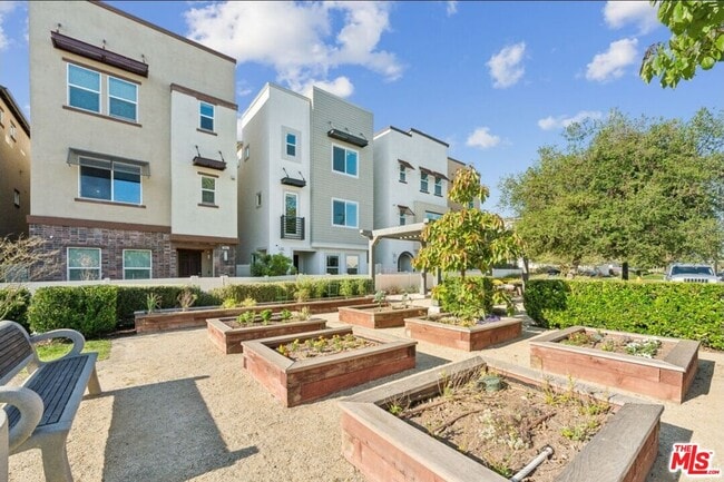 Building Photo - 605 Daniel Freeman Cir