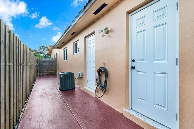 Building Photo - 2931 SW 39th Ave