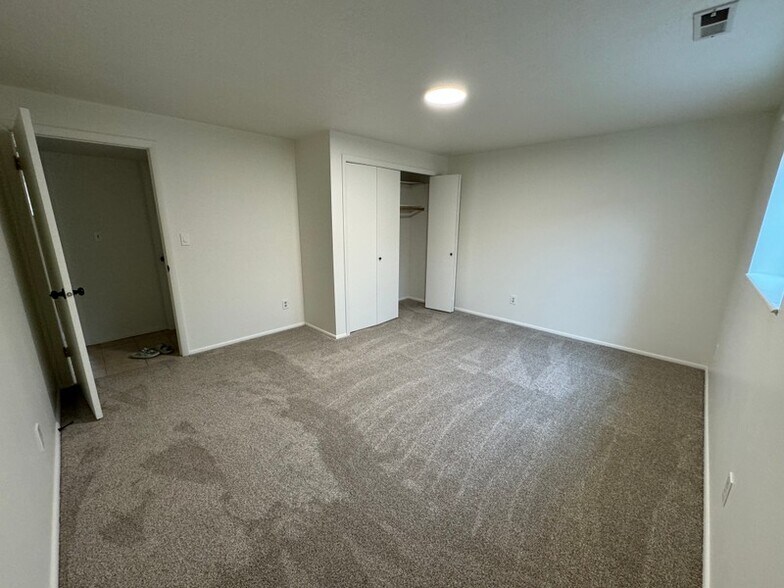 Building Photo - 730 E 660 N