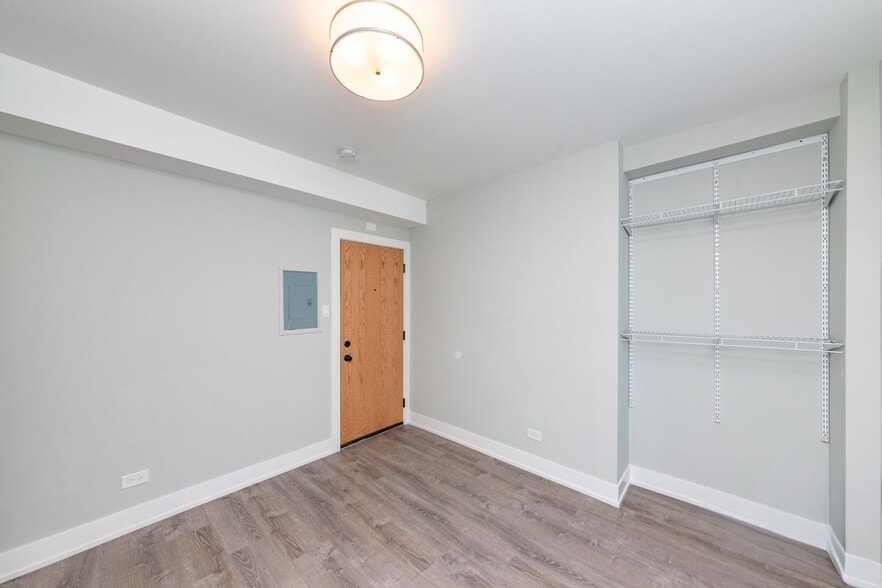 Building Photo - 505 W Belmont Ave
