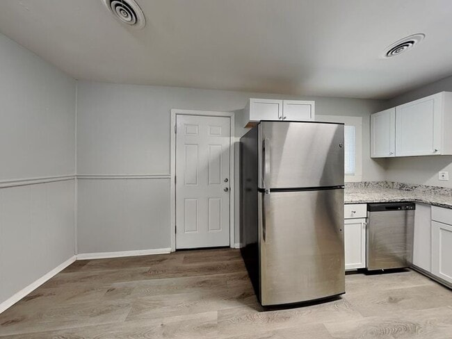 Building Photo - 6104 E 148th St