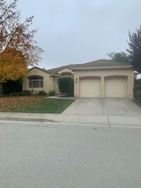 Building Photo - Beautiful Home in Great Location! Pets Neg...