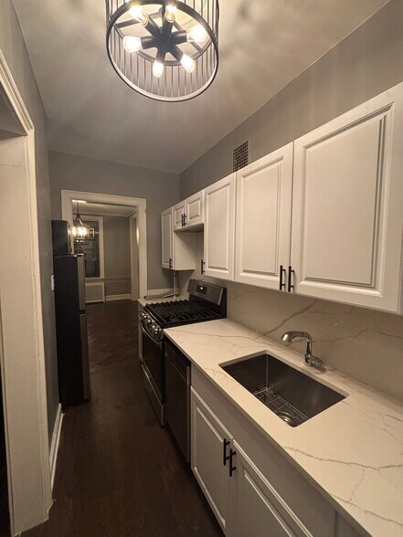 Kitchen - 2000 N Lincoln Park W