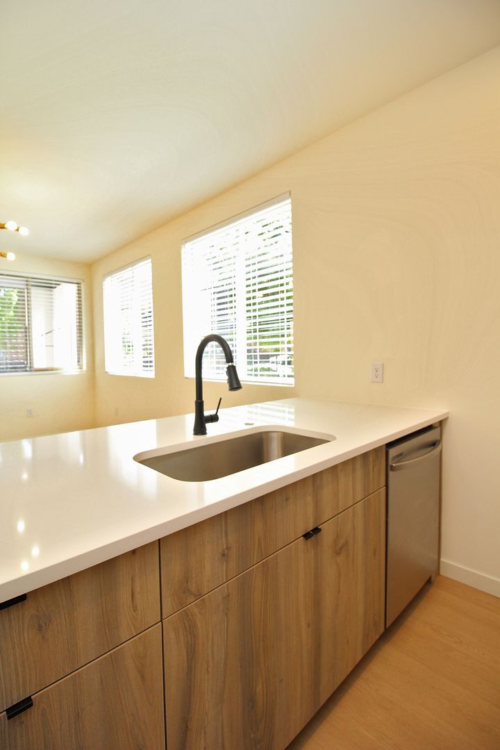 Building Photo - 7530 N Richmond Ave