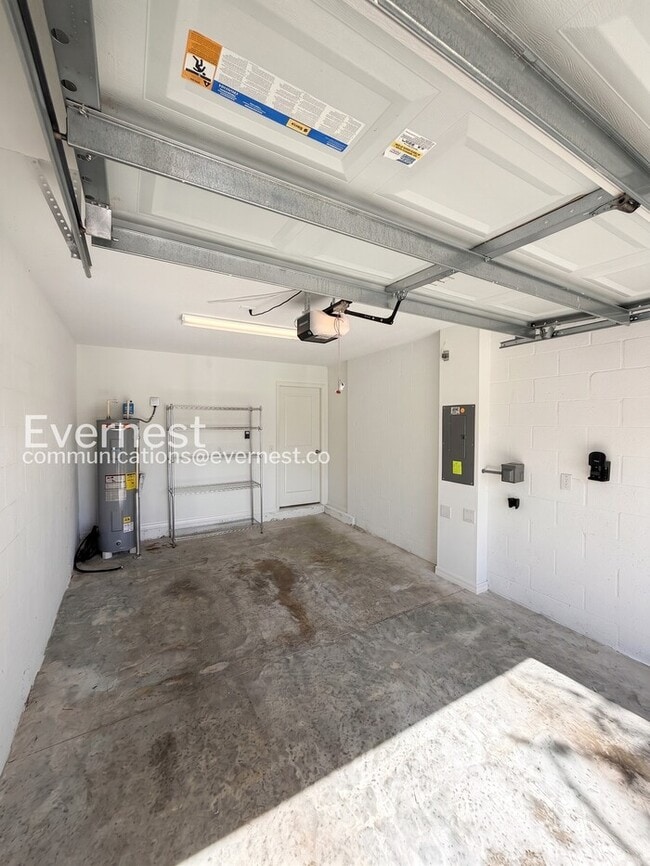 Building Photo - 3-Bed/2-Bath Town Home/Available Soon!