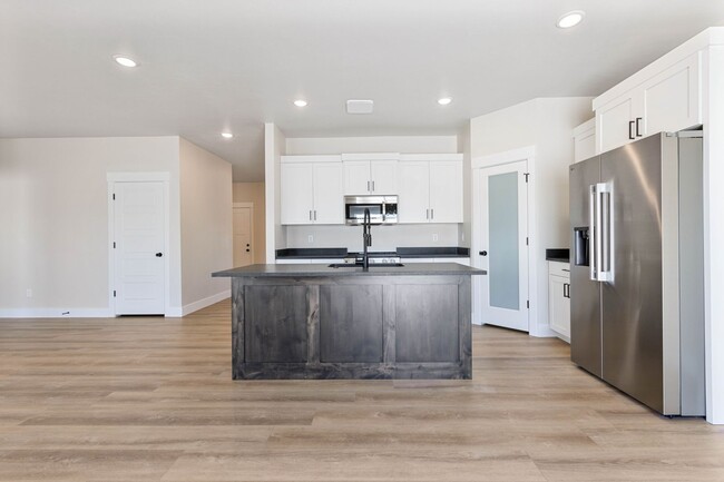 Building Photo - AVAILABLE JANUARY 2025 - 3 BED 2 BATH TWIN...