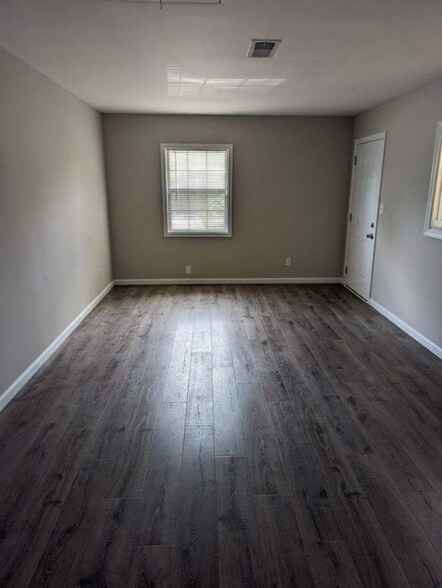 Building Photo - 3681 Lynn Dr
