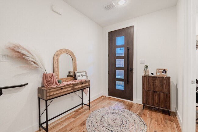 Building Photo - 3 Bed 3 Bath Townhome - Gated Community & Downtown Views! Lower Greenville area