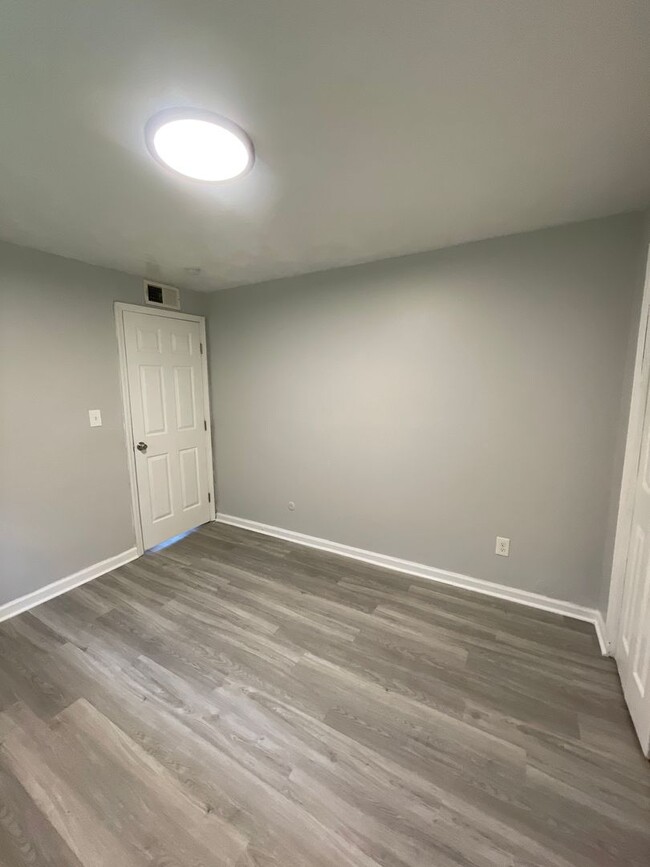 Building Photo - Freshly Renovated 3 Bedroom Ranch with Mod...