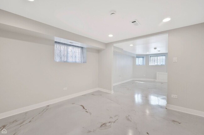 Building Photo - 7314 S King Dr