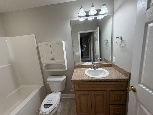 Building Photo - Town House For Rent