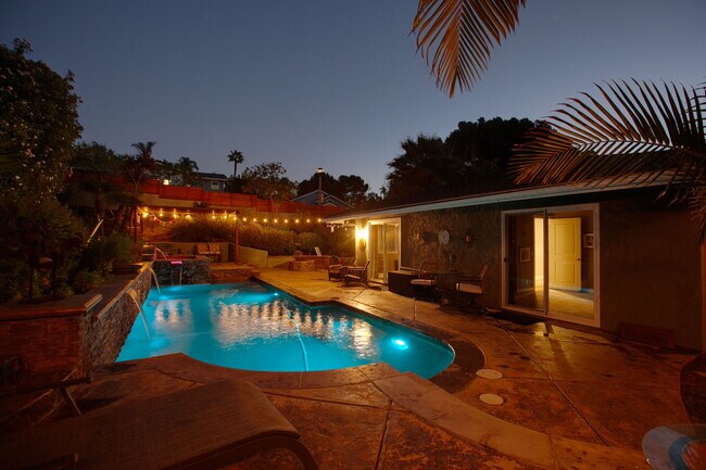 Building Photo - 3000 Azahar St