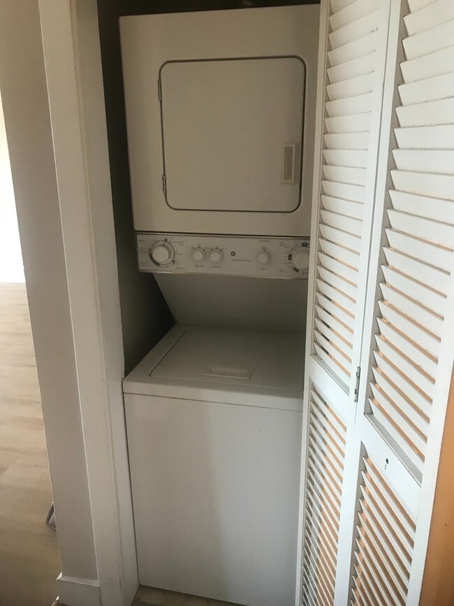 Building Photo - 315 N Spruce St