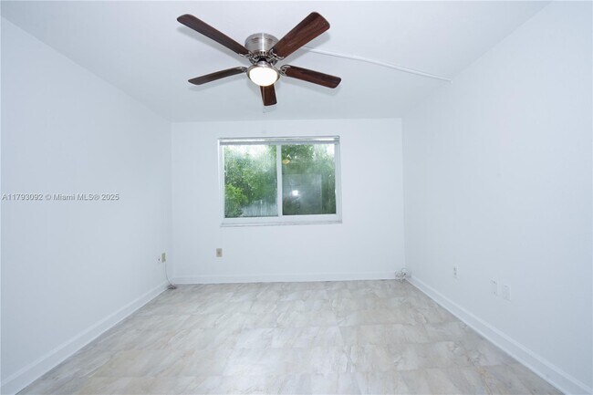 Building Photo - 1720 NW N River Dr