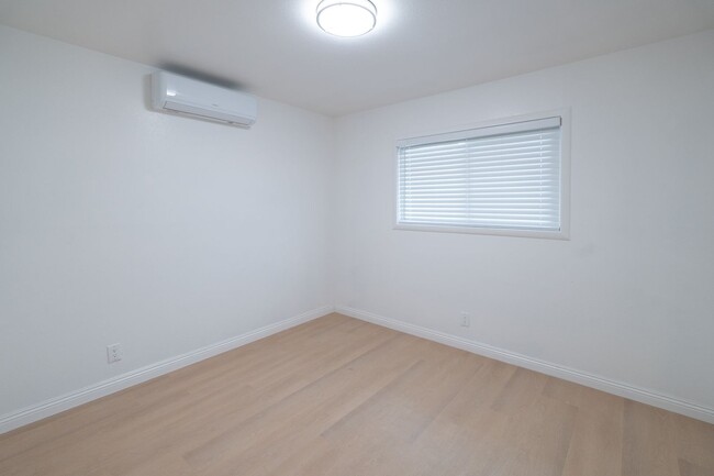 Building Photo - Charming 3 Bedrooms 2 Bathrooms Home $3,50...