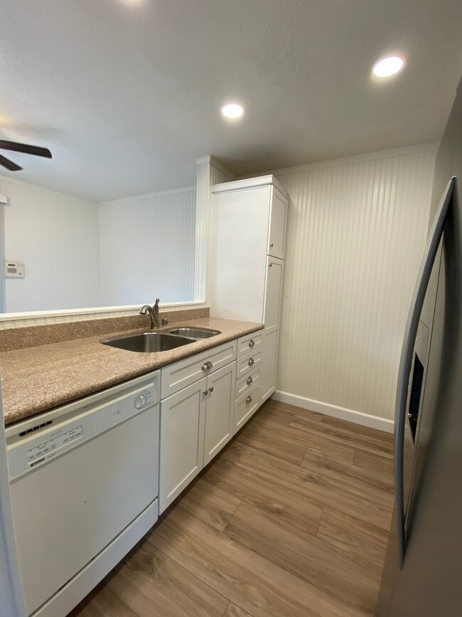 Building Photo - Tastefully Renovated Townhouse Available t...