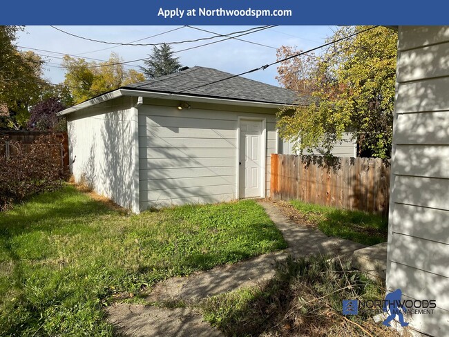 Building Photo - Nice 2 Bedroom 1 Bathroom Duplex-Washer/Dr...