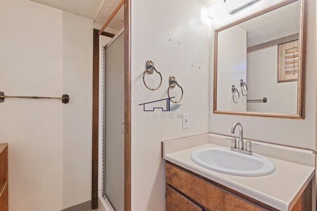 Building Photo - Quincy Duplex