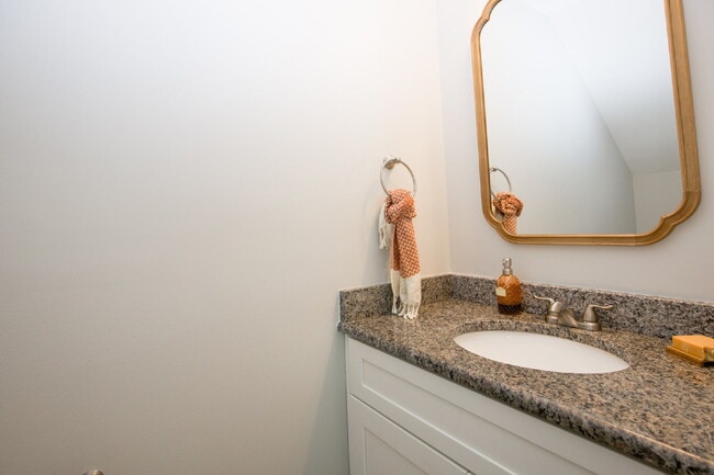 Building Photo - Charming 3-bedroom, 2.5-bath home nestled in the heart of Carthage