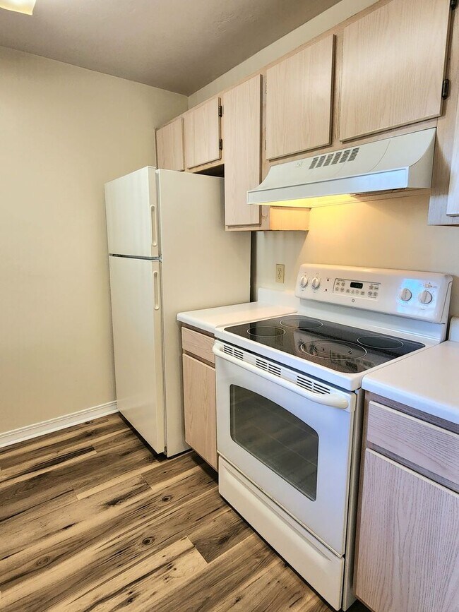 Building Photo - FOR RENT 1 bedroom 1 bath condo, balcony, ...