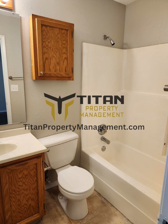 Building Photo - 3b/2b house