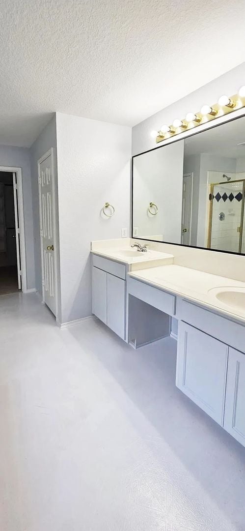 Building Photo - Spacious 2,324 Sqft 4-Bedroom Home with Gr...