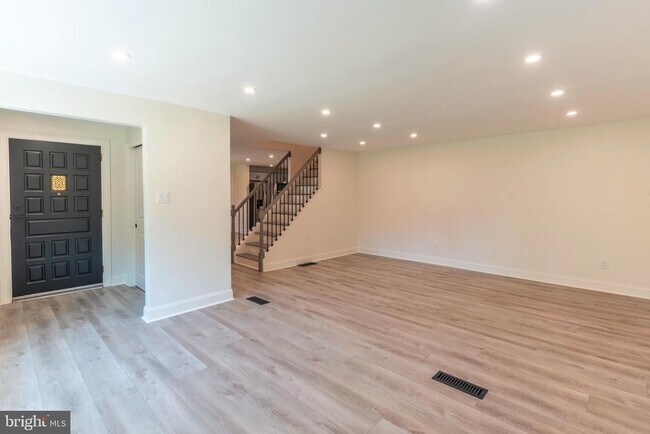 Building Photo - 248 Penncrest Dr