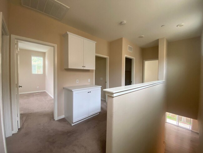 Building Photo - 4 Bedroom Town Home in Willow Heights Diam...