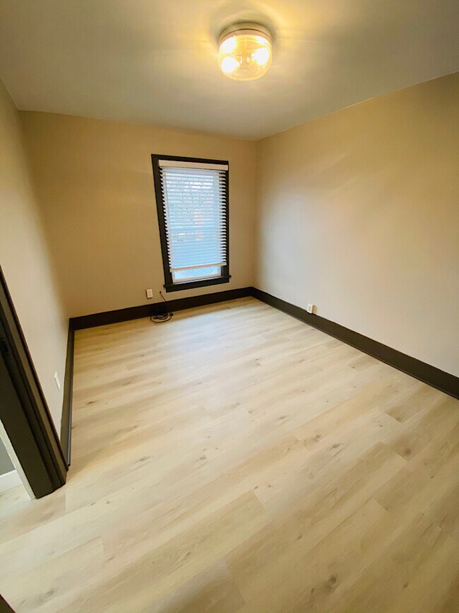 Building Photo - 420 N Dubuque St
