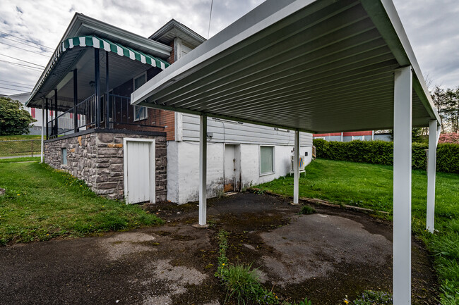 Primary Photo - 224 N Vance Dr