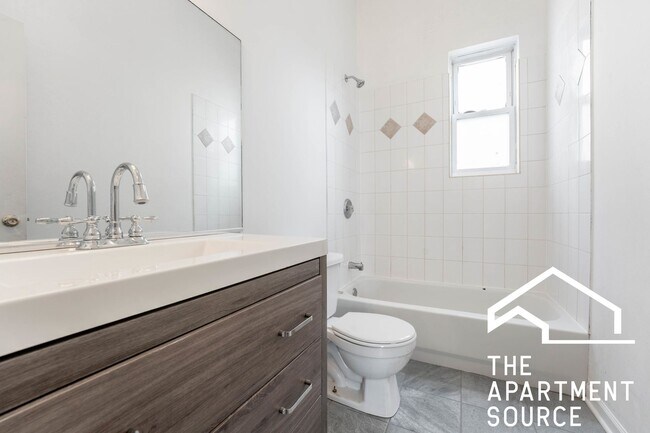 Building Photo - Spacious 4BR/2BA in Logan Square — Steps f...