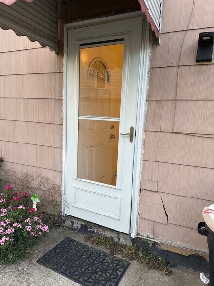 Building Photo - 1548 Islip Ave