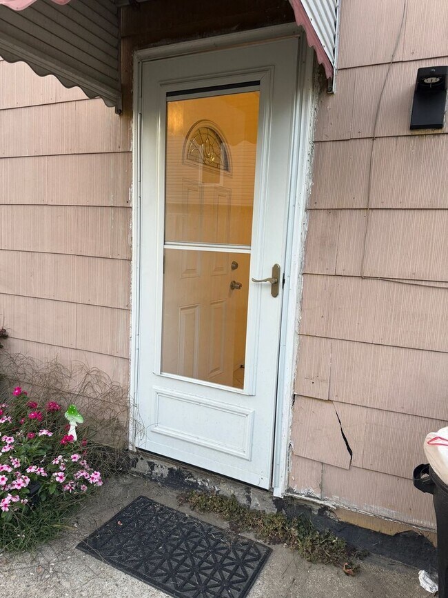 Building Photo - 1548 Islip Ave