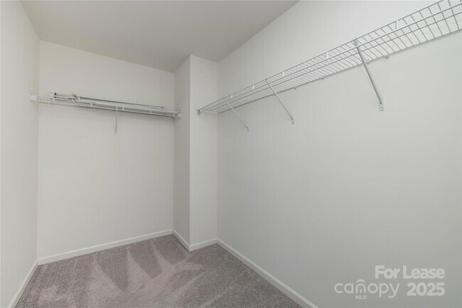 Building Photo - 710 Yorkshire Dr