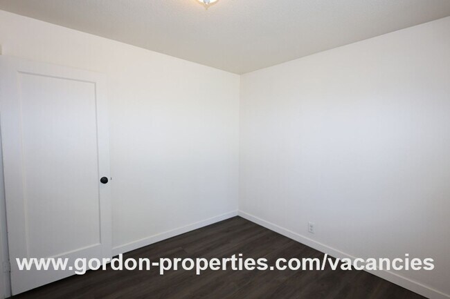 Building Photo - SE Arista Dr - 2 bedroom unit in the heart...